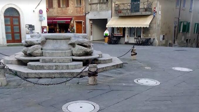 Piazza Mazzini a Castiglione del Lago: urgono interventi di ripristino