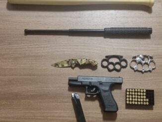 Coltello, tirapugni, mazza da baseball, scacciacani e sfollagente, denunciato