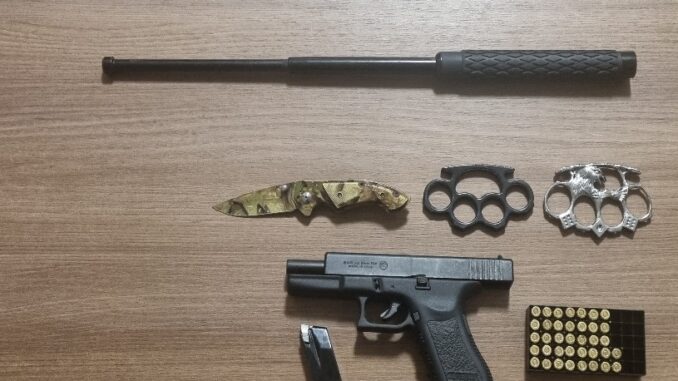 Coltello, tirapugni, mazza da baseball, scacciacani e sfollagente, denunciato