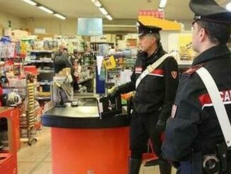 Donna sorpresa a rubare portafoglio in supermercato