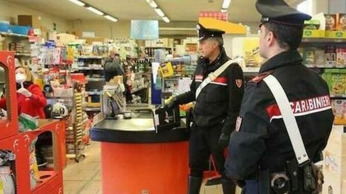 Donna sorpresa a rubare portafoglio in supermercato