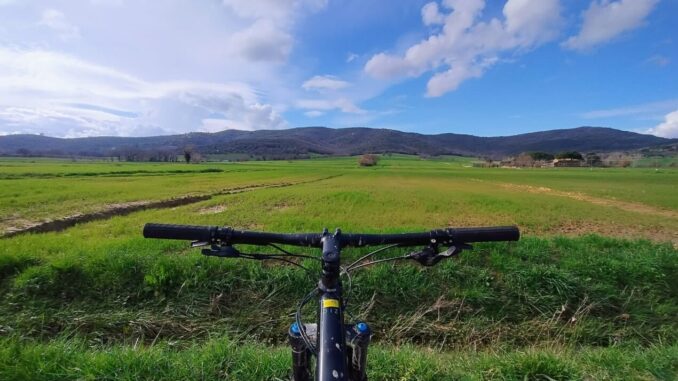 Una domenica in sella alle due ruote per riscoprire la ciclovia Trasimeno-Corciano