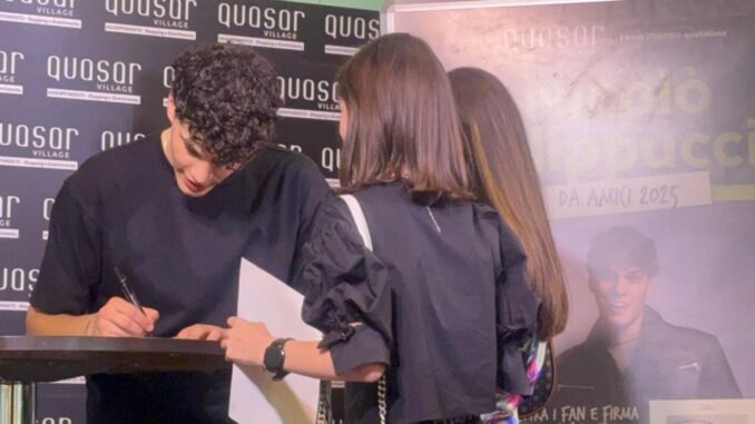 Nicolò Filippucci accolto da fan in festa a Corciano