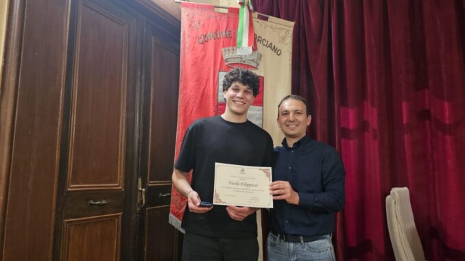 Il sindaco Pierotti accoglie il cantautore Nicolò Filippucci