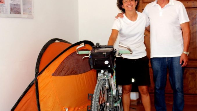 Chiara pedala contro l’artrite e ispira resilienza
