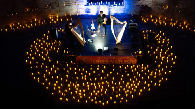 Alba di note e candele: la musica si accende nella natura
