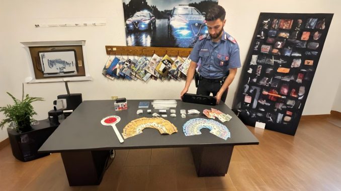 Giovane trovato con 400 grammi di droga e denaro