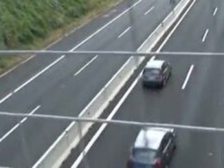 Corciano, 15enne lancia sassi dal cavalcavia: denunciato