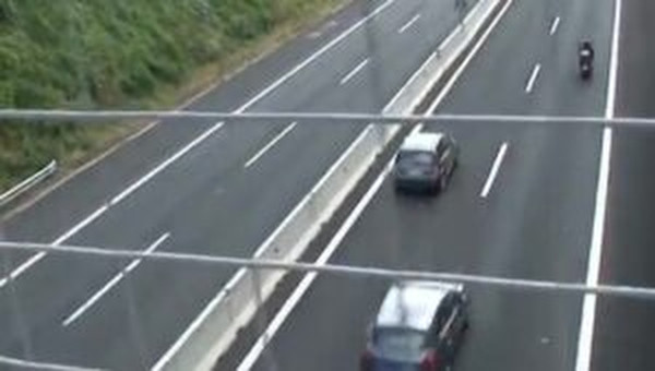 Corciano, 15enne lancia sassi dal cavalcavia: denunciato