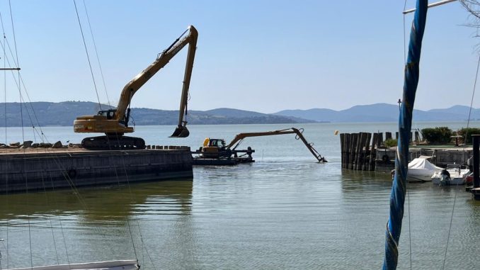 Passignano sul Trasimeno, avviati i lavori di “dragaggio” della darsena