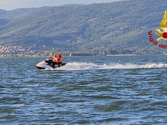 Ricerche senza sosta nel lago Trasimeno per il disperso