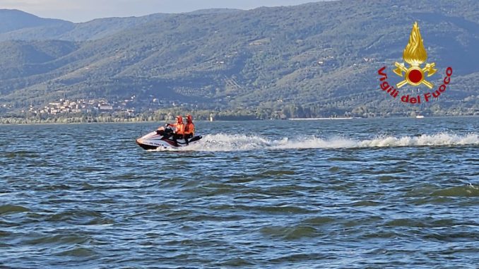 Ricerche senza sosta nel lago Trasimeno per il disperso