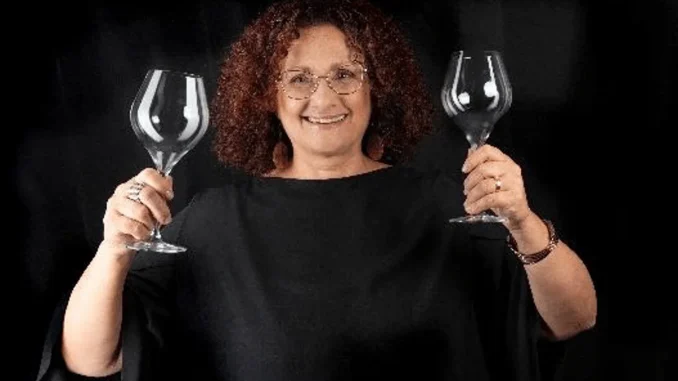 Sarà la Sala del Teatro di Palazzo della Corgna a Castiglione del Lago a ospitare, sabato 11 ottobre alle 17.30, la presentazione del volume “Tappi, tacchi e miracoli. Il lato spirit…oso della comunicazione del vino” di Maddalena Mazzeschi, edito da Giraldi Editore. L’iniziativa, a ingresso gratuito, è promossa dal Comune di Castiglione del Lago, che si fa portavoce di un appuntamento dedicato al connubio tra cultura e mondo vitivinicolo. Durante l’incontro, l’autrice dialogherà con Giustina Orientale Caputo, professoressa associata di Sociologia del lavoro presso l’Università Federico II di Napoli, per approfondire il percorso personale e professionale di una donna che ha saputo aprire nuove strade nella comunicazione del vino. Il libro raccoglie, con tono vivace e ironico, quarant’anni di esperienze e aneddoti che attraversano l’evoluzione di un settore un tempo dominato da figure maschili. Quando Mazzeschi iniziò la sua carriera nel 1984, il linguaggio del vino era ancora riservato a pochi: tecnicismo e rigidità prevalevano sulla leggerezza e sull’inventiva. La scrittrice umbra, con intuizione e determinazione, ha trasformato quelle barriere in un terreno fertile per un nuovo modo di raccontare la cultura del vino, rendendola più inclusiva, più umana, più autentica. In “Tappi, tacchi e miracoli” l’autrice alterna memoria personale e riflessione professionale, delineando il profilo di una comunicatrice che ha saputo leggere i tempi e anticipare tendenze. Dai primi passi al Consorzio del Vino Nobile di Montepulciano, dove contribuì a valorizzare la prima DOCG italiana, fino all’apertura della propria agenzia di marketing nel 1991, Mazzeschi ha costruito un percorso che unisce creatività, rigore e passione. Nel testo non manca un richiamo costante al ruolo delle donne nel mondo del lavoro e, in particolare, nel settore vitivinicolo. Le scarpe rosse in copertina diventano un simbolo di consapevolezza e resistenza, un segno che rimanda sia alle origini della sua professione sia alla lotta contro ogni forma di discriminazione di genere. La narrazione, arricchita da episodi curiosi e da un linguaggio diretto, restituisce la complessità di un ambiente che spesso si prende troppo sul serio. Con leggerezza e profondità, Mazzeschi invita a guardare al vino non solo come prodotto, ma come veicolo di relazioni, territorio e identità. La presentazione di Castiglione del Lago si inserisce così in un percorso di valorizzazione della cultura enologica che punta a coinvolgere il pubblico in un dialogo aperto tra storia, comunicazione e innovazione. L’incontro rappresenta anche un omaggio a una professionista che ha saputo unire ironia, competenza e visione, aprendo la strada a nuove generazioni di comunicatori del vino. L’appuntamento, organizzato e diffuso dal Comune di Castiglione del Lago, offrirà un’occasione per scoprire come, dietro ogni calice, possa nascondersi non solo un mestiere, ma una vita raccontata con passione.