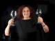 Sarà la Sala del Teatro di Palazzo della Corgna a Castiglione del Lago a ospitare, sabato 11 ottobre alle 17.30, la presentazione del volume “Tappi, tacchi e miracoli. Il lato spirit…oso della comunicazione del vino” di Maddalena Mazzeschi, edito da Giraldi Editore. L’iniziativa, a ingresso gratuito, è promossa dal Comune di Castiglione del Lago, che si fa portavoce di un appuntamento dedicato al connubio tra cultura e mondo vitivinicolo. Durante l’incontro, l’autrice dialogherà con Giustina Orientale Caputo, professoressa associata di Sociologia del lavoro presso l’Università Federico II di Napoli, per approfondire il percorso personale e professionale di una donna che ha saputo aprire nuove strade nella comunicazione del vino. Il libro raccoglie, con tono vivace e ironico, quarant’anni di esperienze e aneddoti che attraversano l’evoluzione di un settore un tempo dominato da figure maschili. Quando Mazzeschi iniziò la sua carriera nel 1984, il linguaggio del vino era ancora riservato a pochi: tecnicismo e rigidità prevalevano sulla leggerezza e sull’inventiva. La scrittrice umbra, con intuizione e determinazione, ha trasformato quelle barriere in un terreno fertile per un nuovo modo di raccontare la cultura del vino, rendendola più inclusiva, più umana, più autentica. In “Tappi, tacchi e miracoli” l’autrice alterna memoria personale e riflessione professionale, delineando il profilo di una comunicatrice che ha saputo leggere i tempi e anticipare tendenze. Dai primi passi al Consorzio del Vino Nobile di Montepulciano, dove contribuì a valorizzare la prima DOCG italiana, fino all’apertura della propria agenzia di marketing nel 1991, Mazzeschi ha costruito un percorso che unisce creatività, rigore e passione. Nel testo non manca un richiamo costante al ruolo delle donne nel mondo del lavoro e, in particolare, nel settore vitivinicolo. Le scarpe rosse in copertina diventano un simbolo di consapevolezza e resistenza, un segno che rimanda sia alle origini della sua professione sia alla lotta contro ogni forma di discriminazione di genere. La narrazione, arricchita da episodi curiosi e da un linguaggio diretto, restituisce la complessità di un ambiente che spesso si prende troppo sul serio. Con leggerezza e profondità, Mazzeschi invita a guardare al vino non solo come prodotto, ma come veicolo di relazioni, territorio e identità. La presentazione di Castiglione del Lago si inserisce così in un percorso di valorizzazione della cultura enologica che punta a coinvolgere il pubblico in un dialogo aperto tra storia, comunicazione e innovazione. L’incontro rappresenta anche un omaggio a una professionista che ha saputo unire ironia, competenza e visione, aprendo la strada a nuove generazioni di comunicatori del vino. L’appuntamento, organizzato e diffuso dal Comune di Castiglione del Lago, offrirà un’occasione per scoprire come, dietro ogni calice, possa nascondersi non solo un mestiere, ma una vita raccontata con passione.
