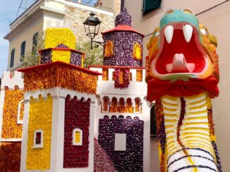 Festa del Tulipano a Castiglione del Lago sfilano i carri dei Cartoon