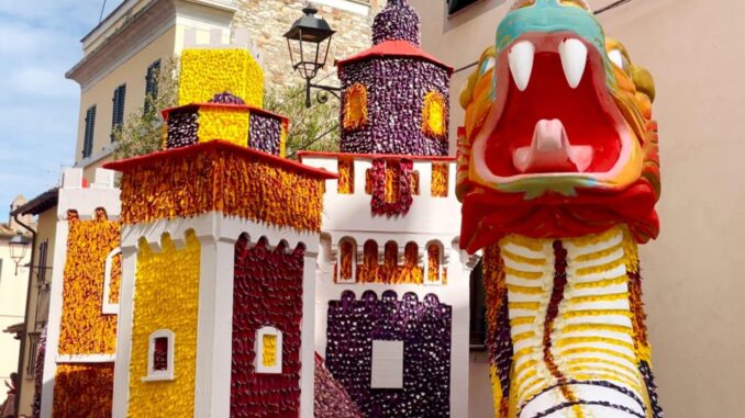 Festa del Tulipano a Castiglione del Lago sfilano i carri dei Cartoon