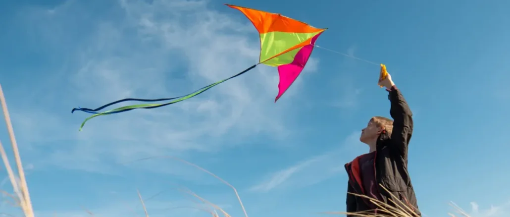 Aquiloni in festa al Trasimeno il cielo si colora a maggio